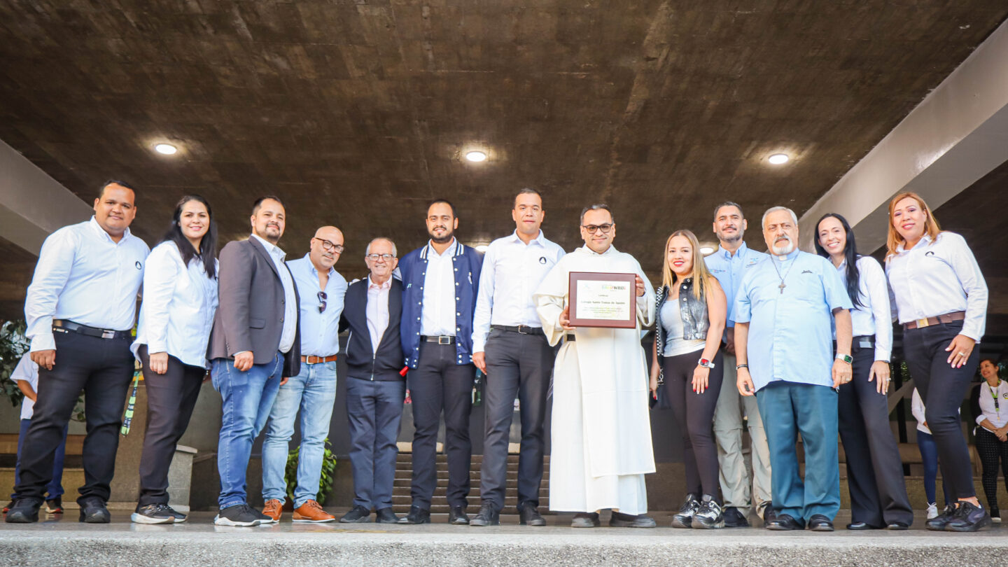 Directiva recibiendo la placa de la wro