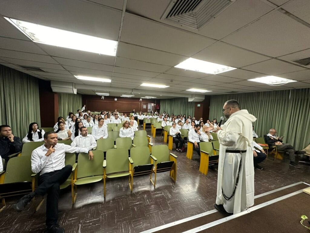 Fray dominico impartiendo formación